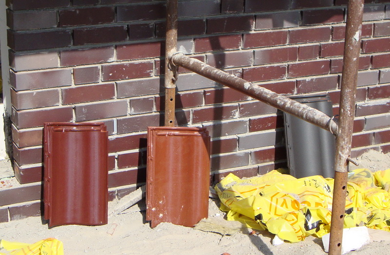 Welcher Dachziegel passt besser? | Hausbau der Familie Cebulla-Davis